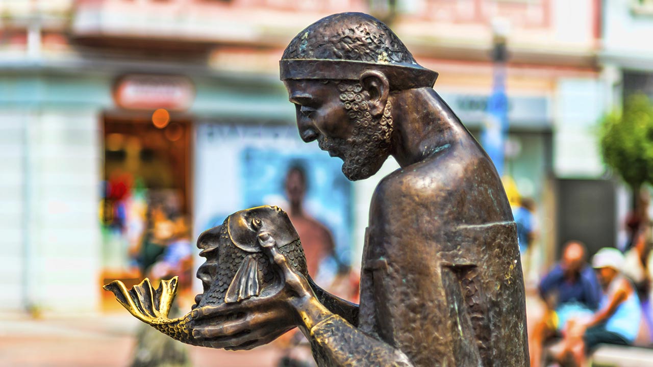Скулптура "Рибарят и златната рибка" във Варна