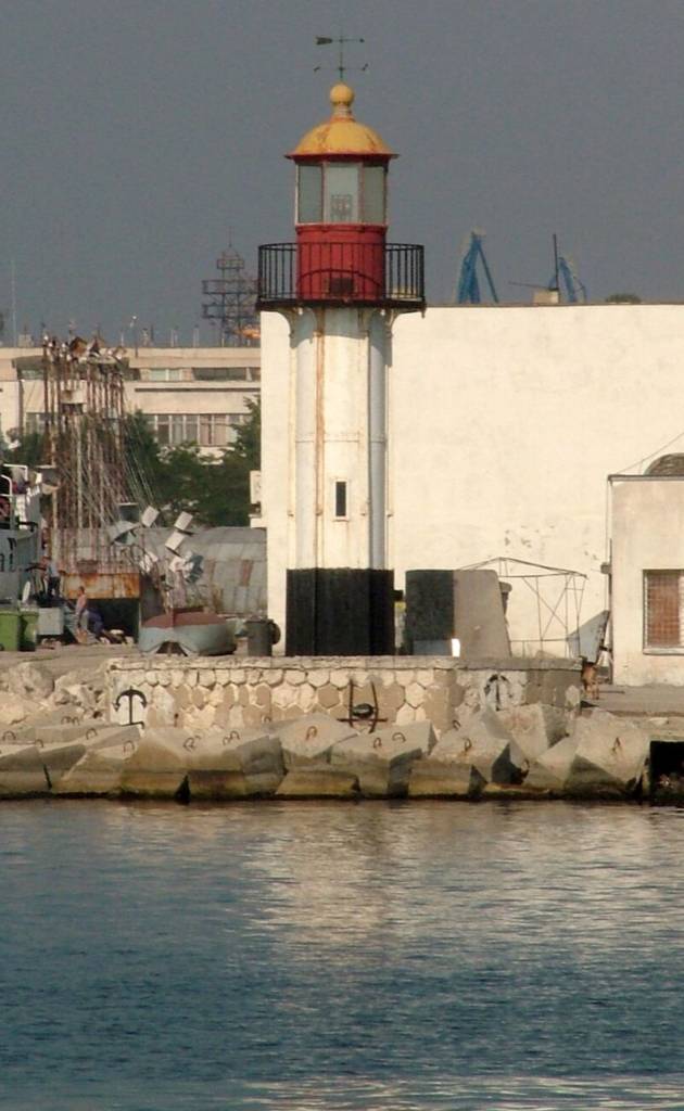 Червеният входен фар на Пристанище Варна